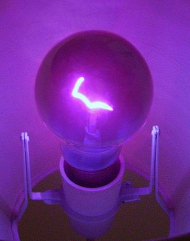 Esta bombilla LED emite luz violeta para evitar los inconvenientes para  la salud de la luz azul