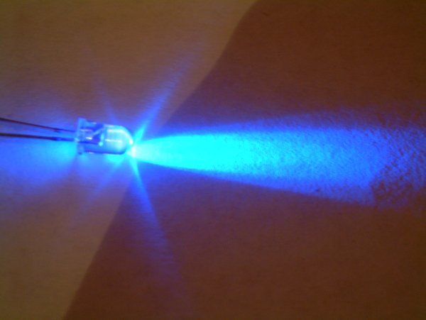 Esta bombilla LED emite luz violeta para evitar los