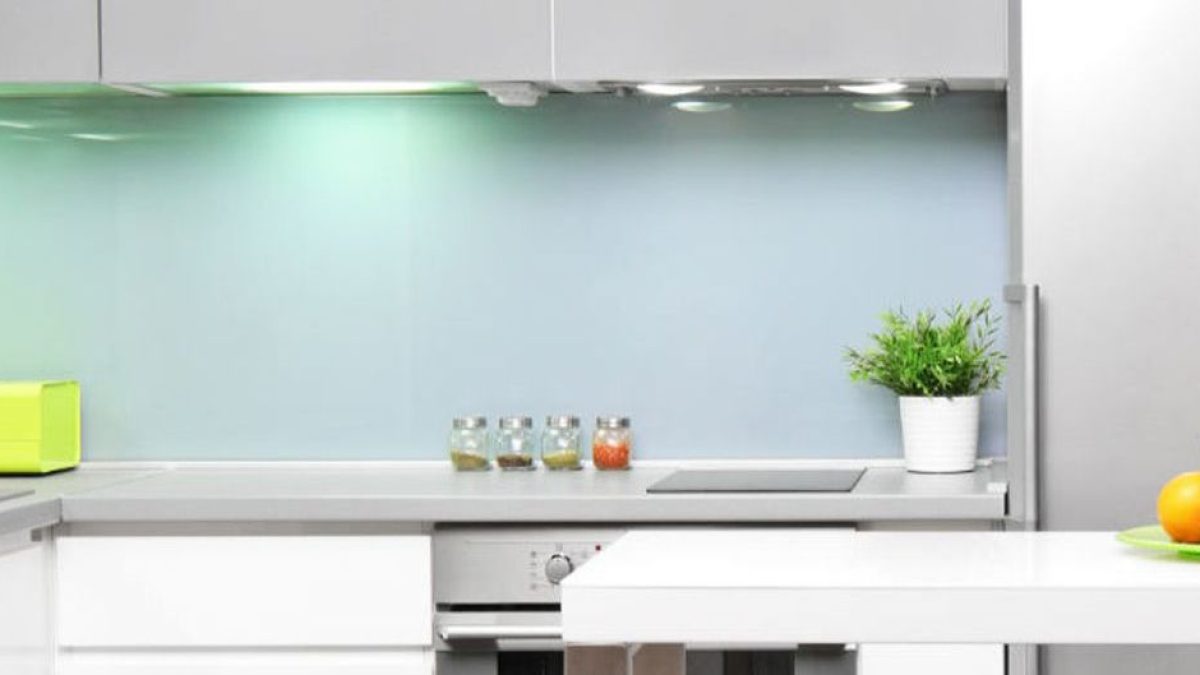 Ilumina tu cocina correctamente! Enmarca el techo con luces empotradas para  que reflejen la #luz en t…