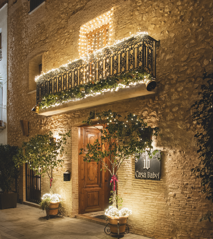 Fotografía de un balcón exterior decorado con productos LED para navidad de efectoLED